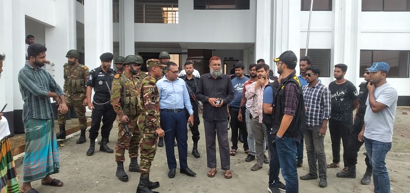 হামলার পর সেনাবাহিনী ও  র‍্যাবের সদস্যদের নিয়ে পৌর ভবনে যান উপজেলা নির্বাহী কর্মকর্তা আহম্মেদ সাব্বির সাজ্জাদ